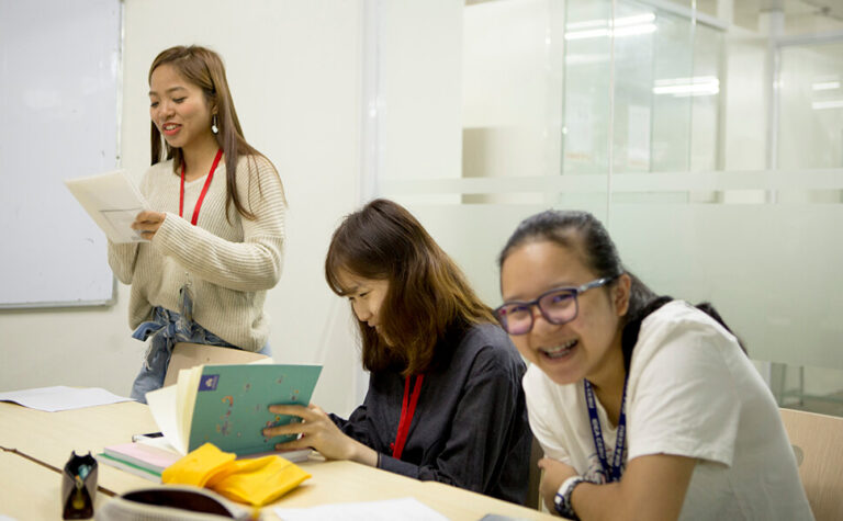 GLCの授業中の笑顔の女性3人