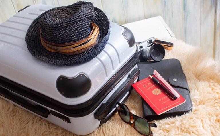 旅行準備のスーツケースやパスポート
